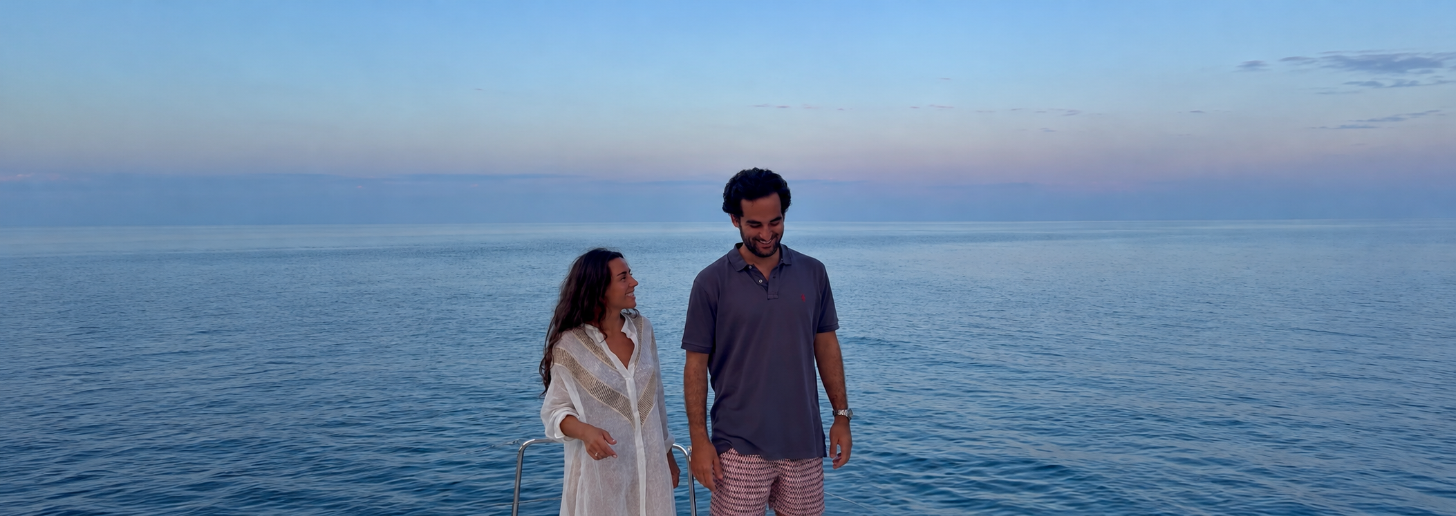 Julia e Ignacio junto al mar